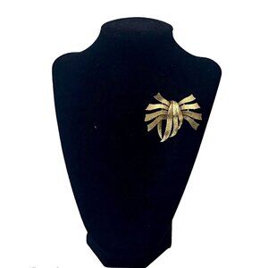 Vintage Signed Lisner Brushed Gold Tone Abstract Atomic Ribbon Brooch Pin